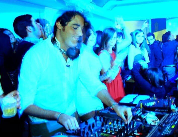 Lisio in consolle durante una serata