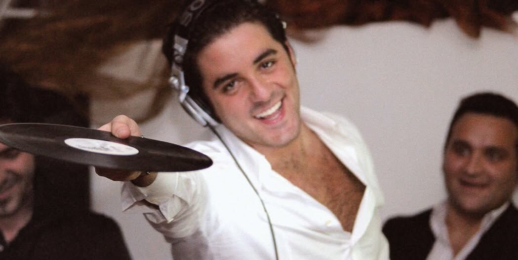 Lisio nel 1998, con le cuffie e un vinile tra le mani